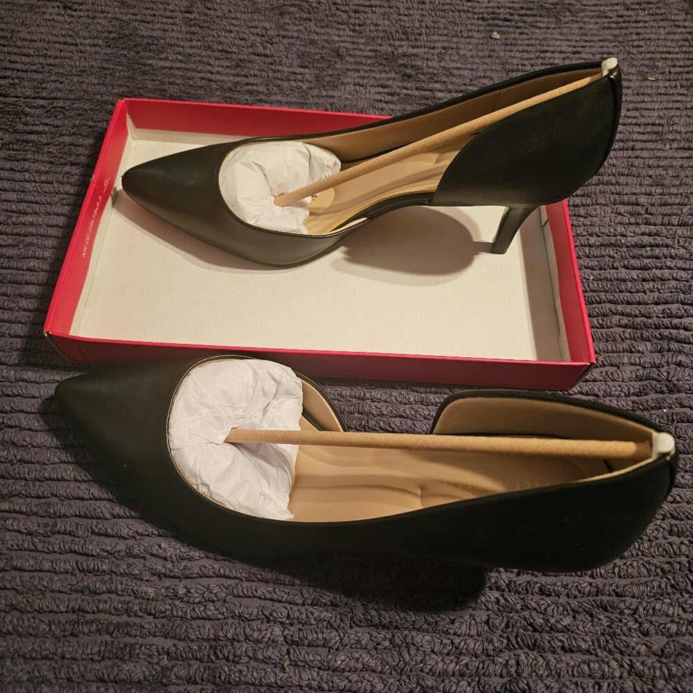 Kelly and Katie Satela Pump Sz 11W Black